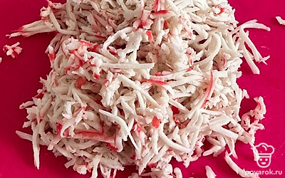 Крабовые палочки замораживаем. Достаем через один час и натираем на мелкой терке.