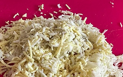 Яйца отвариваем, измельчаем на терке.