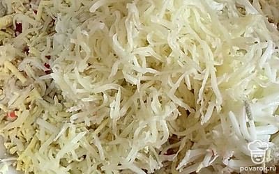 Сыр тоже натираем на мелкой терке.