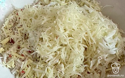 Чеснок измельчаем. Добавляемое майонез. Соединяем все ингредиенты и хорошо перемешиваем. Из полученной смеси формируем круглые «колобки».