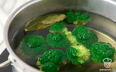 Налейте в кастрюлю 1-1,5 л воды. Доведите до кипения на сильном огне. Положите в воду душистый перец, лавровый лист и ⅙ ч.л. соли. Опустите соцветия брокколи, отварите их 2 минуты. 