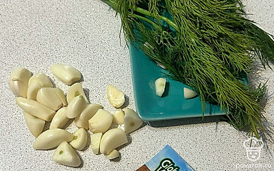 Подготовим и очистим чеснок. Укроп промоем водой.