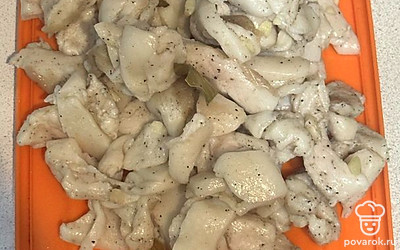 Сало нарезаем на мелкие квадратики. Добавляем все специи, хорошо перемешиваем.