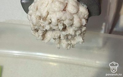 Сало пропускаем через мясорубку.