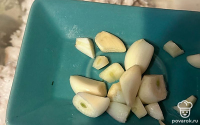 Очищенный чеснок тоже измельчаем в мясорубке.