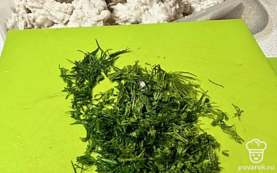 Высыпаем измельченный укроп.