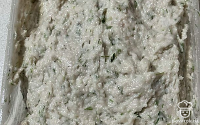 Добавляем все специи и хорошо перемешиваем. Убираем в холодильник на 30 минут.