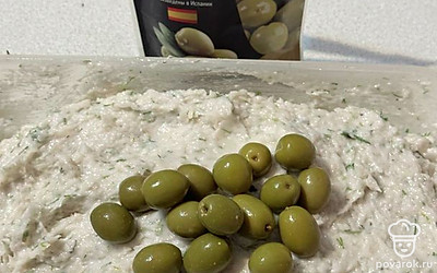 Подаем паштет порционно, с оливками. Приятного аппетита!