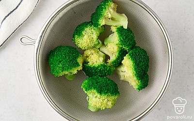 Переложите брокколи в миску, залейте ее холодной водой. Охладите капусту 10-15 минут. Откиньте брокколи на сито, чтобы вся вода стекла.