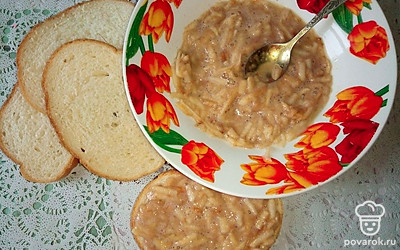 Выложите яблочно-яичную массу с сахаром и корицей на нарезанные кусочки багета. 