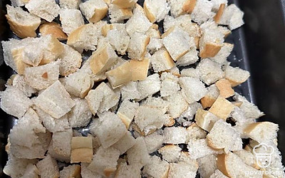 Нарезать сухарики на мелкие квадратики или кубики. Выложить на противень.