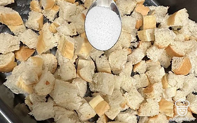 Посолить активно, перемешать. Добавить сладкую паприку.