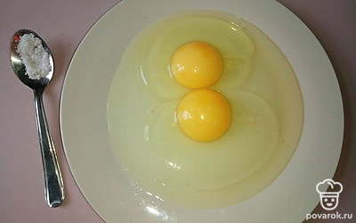 Два яйца слегка взбейте со щепоткой соли.