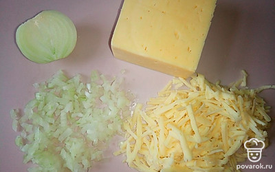 Твердый сыр натрите на крупной терке, а репчатый лук накрошите мелким кубиком.
