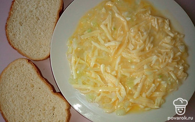 Нарежьте багет на тонкие кусочки и ложкой положите на каждый кусок багета яичную смесь с луком и сыром. Разогрейте сковороду с растительным маслом и обжарьте багет со стороны яичной смеси с луком и сыром. Затем переверните и обжарьте другую сторону до золотистистой хрустящей корочки.