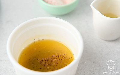 Смешайте в чистой миске оливковое масло с лимонным и апельсиновым соком. Приправьте ⅙ ч.л. соли и черным перцем, перемешайте. 