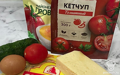 Собираем нужные продукты. Огурчик и помидорку моем.