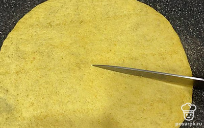 Тортилью разрезаем от центра к краю. Делаем один разрез.