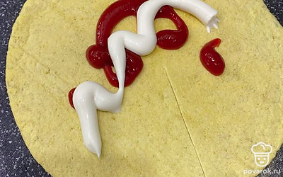 Смазываем кетчупом и майонезом.