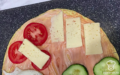 Раскладываем овощи, сыр и жареное яйцо на тортилью. Каждый продукт на свою часть. Сыр можно разложить везде.