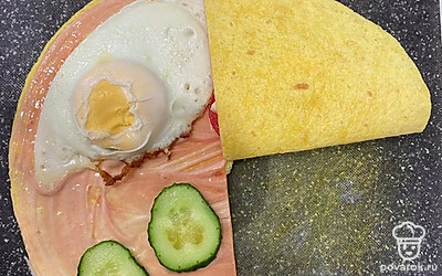 Заворачиваем лепешку, по очереди загибая каждый «отдел» друг на друга. Получаем треугольник.