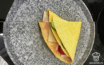 Поджариваем его на сухой сковороде с двух сторон, до корочки.