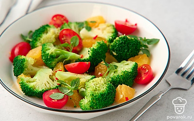 Посыпьте зеленый салат свежим базиликом и перцем чили.