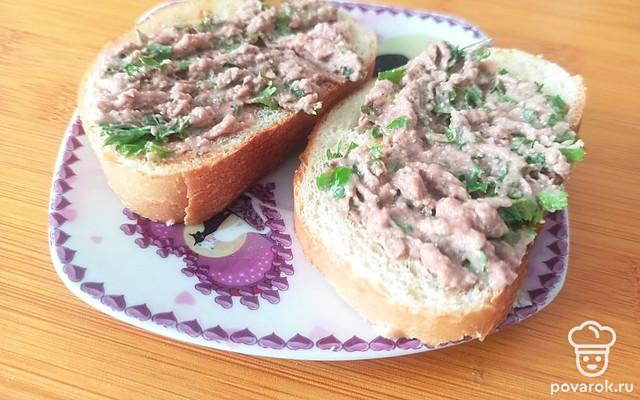 Тосты на сковороде с паштетом, кетчупом и зеленью — Рецепт с фото