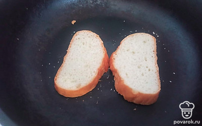 Ломтики батона обжарьте с двух сторон на подсолнечном масле в течение 5 минут.