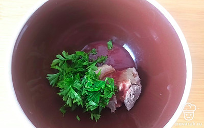 Петрушку нарежьте, смешайте с кетчупом и паштетом.