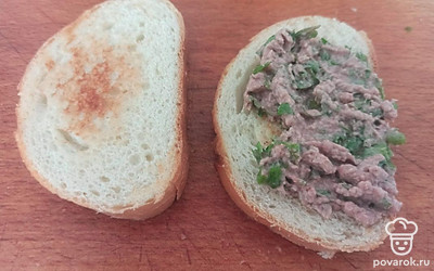 Намажьте получившуюся смесь на обжаренные ломтики батона, посолите по вкусу.