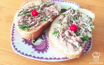 Подавайте порционно, украсив свежими ягодами.