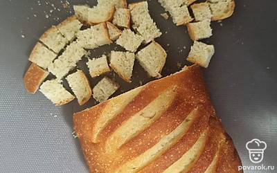 Нарезаем багет (батон) кубиком (примерно 1х1 сантиметр).