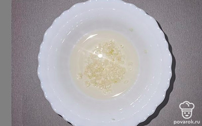 Готовим чесночное масло. Смешиваем 2 столовые ложки растительного масла и 1 зубчик чеснока, раздавленный в чеснокодавилке. 