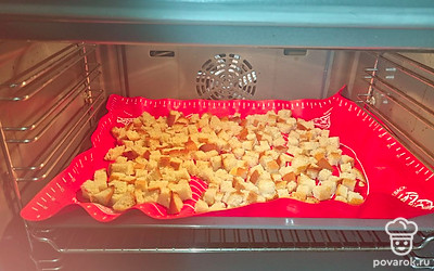 С помощью силиконовой кисточки промазываем чесночным маслом выложенные на противень гренки. И ставим в разогретую духовку на 15 минут при 180 градусах. Гренки готовы. Приятного аппетита!