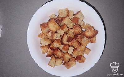 Вкусные и румяные гренки готовы! Гренки во время готовки можно посыпать любимой приправой (например, прованскими травами)! 