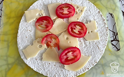 Добавьте нарезанный небольшими кусками помидор.