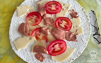 Затем так же хаотично в разные места выложите смесь майонеза и томатной пасты.