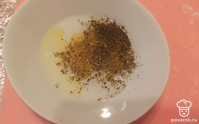Яйцо смешиваем с солью, прованскими травами и растительным маслом. 