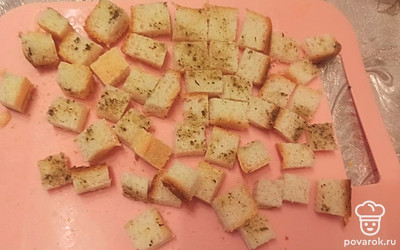 Хлеб нарезаем на небольшие кусочки и обмакиваем в приготовленном соусе. 