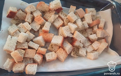 Выпекаем сухарики на противине, застеленном пергаментной бумагой при температуре 180 градусов 10 минут. 