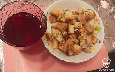 Подаем сухарики с чаем. 