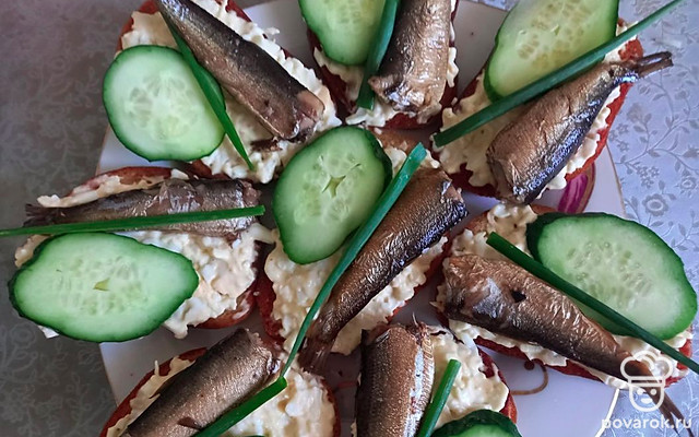 Бутерброды со шпротами, огурцом и зеленым луком — Рецепт с фото