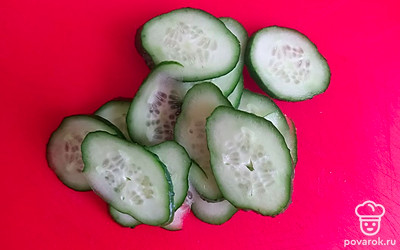 Огурец нарежьте кружочками. 