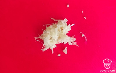 Чеснок измельчите. 