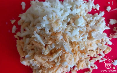 Яйца натрите на крупной терке. 