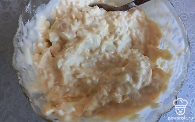 Смешайте в миске яйца, чеснок и майонез. Тщательно все перемешайте. 