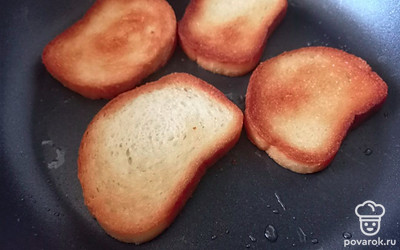 Обжарьте батон на подсолнечном масле до румяного цвета. 