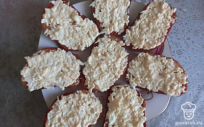 Намажьте каждый кусок обжаренного хлеба полученной смесью. 