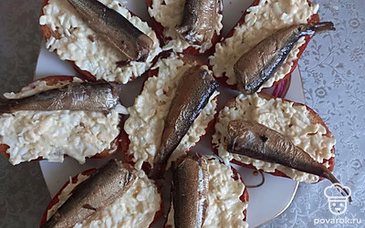 Выложите шпроты на каждый кусок.